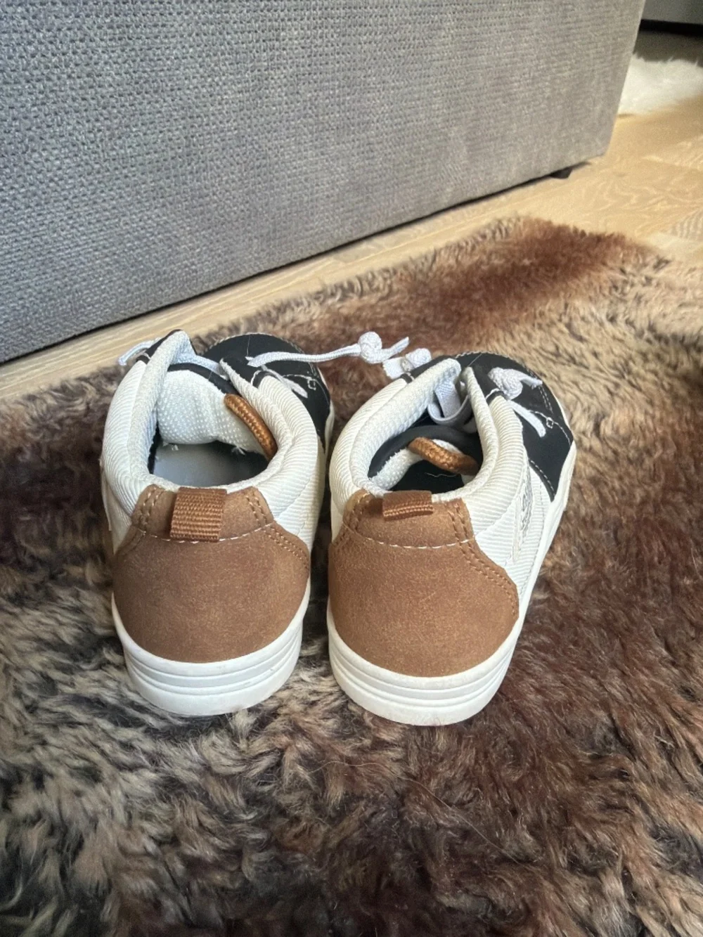 OshKosh boy shoes size 9M